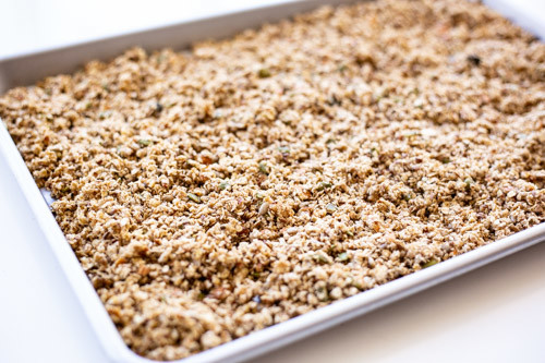 Thermomix Granola auf Backblech vor dem Backen