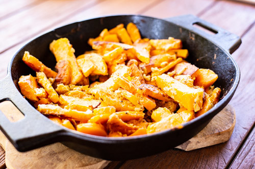 Pampered Chef Kürbisspalten in der gusseisernen Bratpfanne