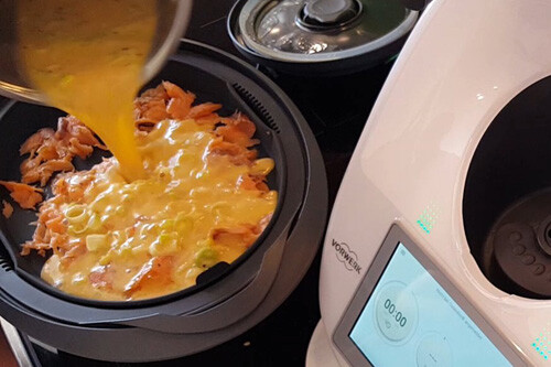 Lachs-Omelette2 Einfüllen des Omelettes in die Silikon-Auflaufform