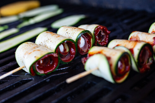 Zucchiniröllchen auf dem Grill