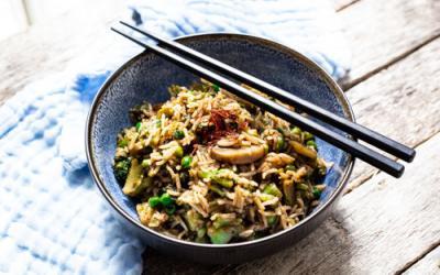 Vegane Asia-Reispfanne in der gusseisernen Pfanne