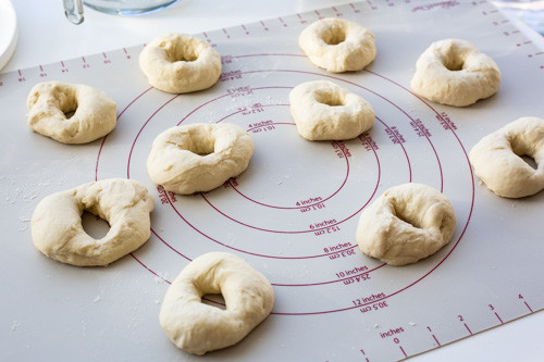 Pampered Chef Bagels-Teig auf Teigunterlage