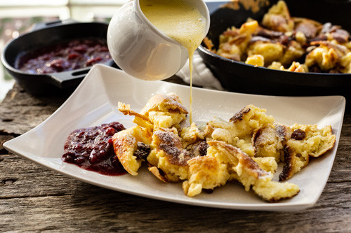Pampered Chef Kaiserschmarrn aus gusseiserner Pfanne mit Vanillesauce angerichtet