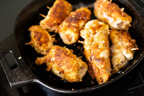 Thermomix Puten-Cordon-Bleu-Röllchen in der Gusseisernen Pfanne