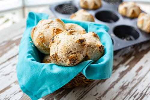 Dinkel-Mischbrötchen vor dem Servieren