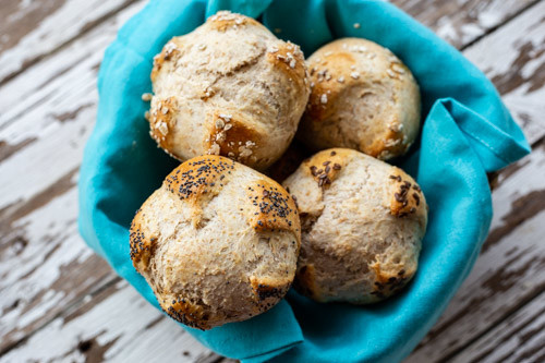 Dinkel-Mischbrötchen vor dem Servieren
