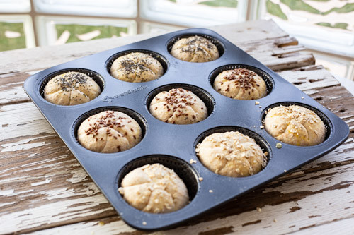 Brötchenteiglinge nach Ruhzeit im Wundermix Brötchenblech