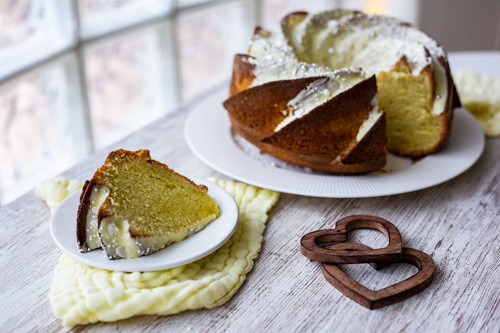 Thermomix Eierlikörkuchen fertig gebacken mit einzelnem Stück