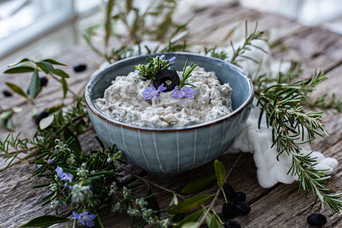 Thermomix griechischer Olivenaufstrich mit Rosmarinzweigen
