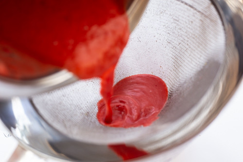 Thermomix Himbeer-Vinaigrette wird durchpassiert