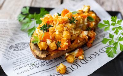 Süßkartoffeln mit Kichererbsen und Feta