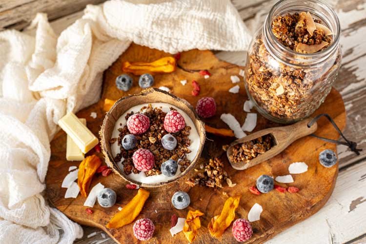 Thermomix Tropical Granola angerichtet mit Joghurt und Früchten