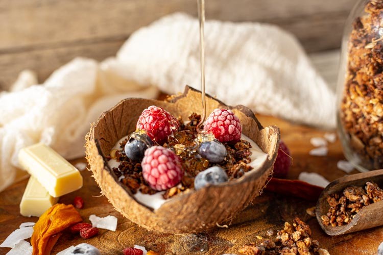 Thermomix Tropical Granola mit Honig übergossen