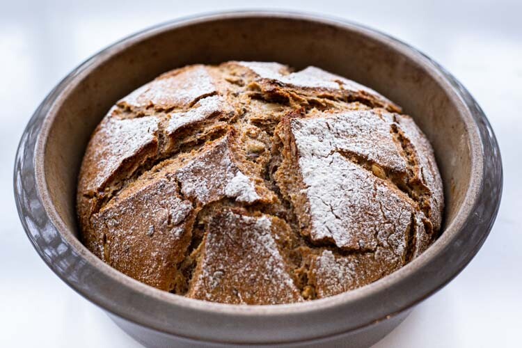 Pampered Chef Roggen-Dinkel-Mischbrot Danyel Teig fertig gebacken im runden Zaubermeister