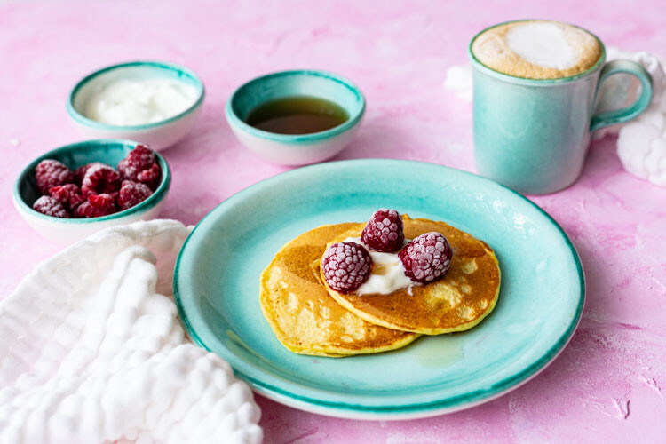 Thermomix Joghurt-Pancakes auf Frühstückstisch