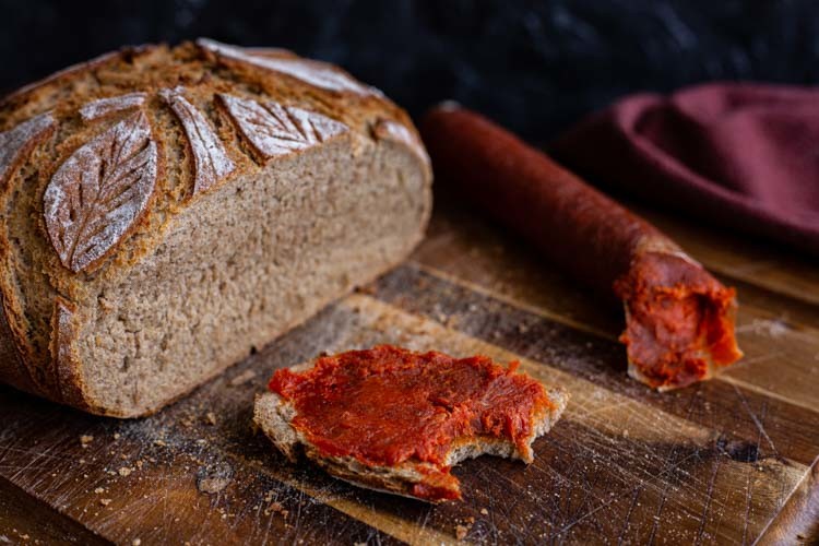 Pampered Chef Roggen-Weizen-Mischbrot Marratxí mit Sobrasada-Brot angebissen