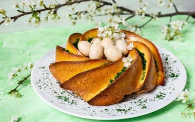 Osterkuchen mit Vanillepuddingfüllung in der Gugelhupf-Swirlform