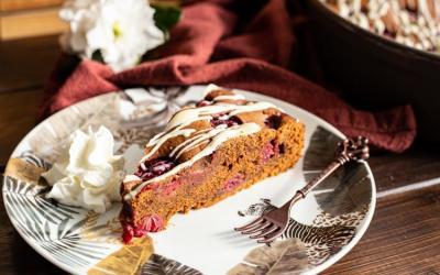 Schoko-Kirsch-Kuchen in der runden Stoneware