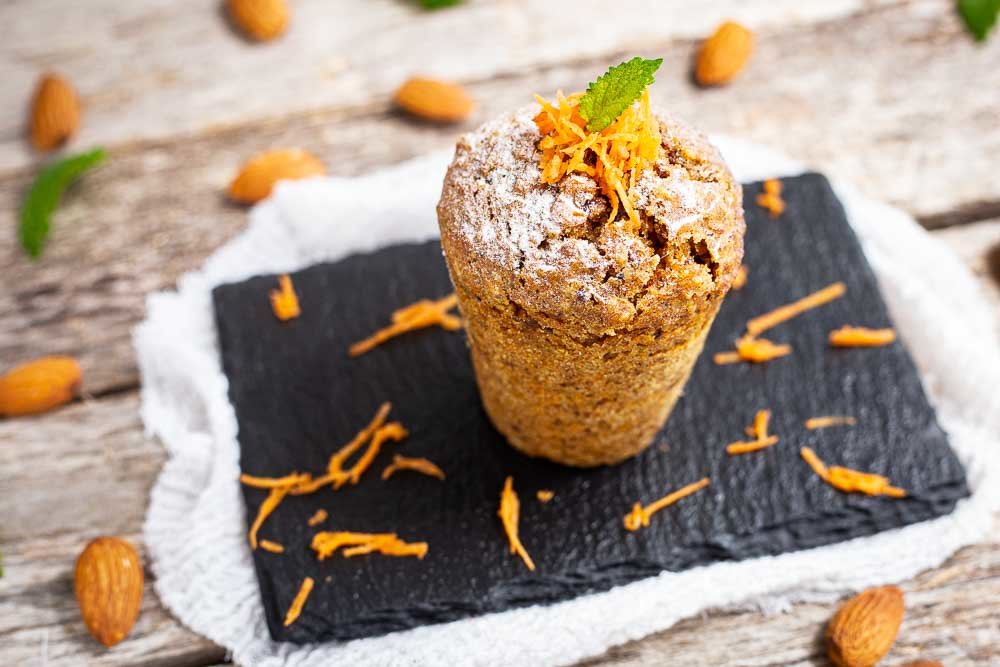 Vegane Möhren-Muffins angerichtet