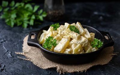Kohlrabi in Schmandsauce in der gusseisernen Pfanne