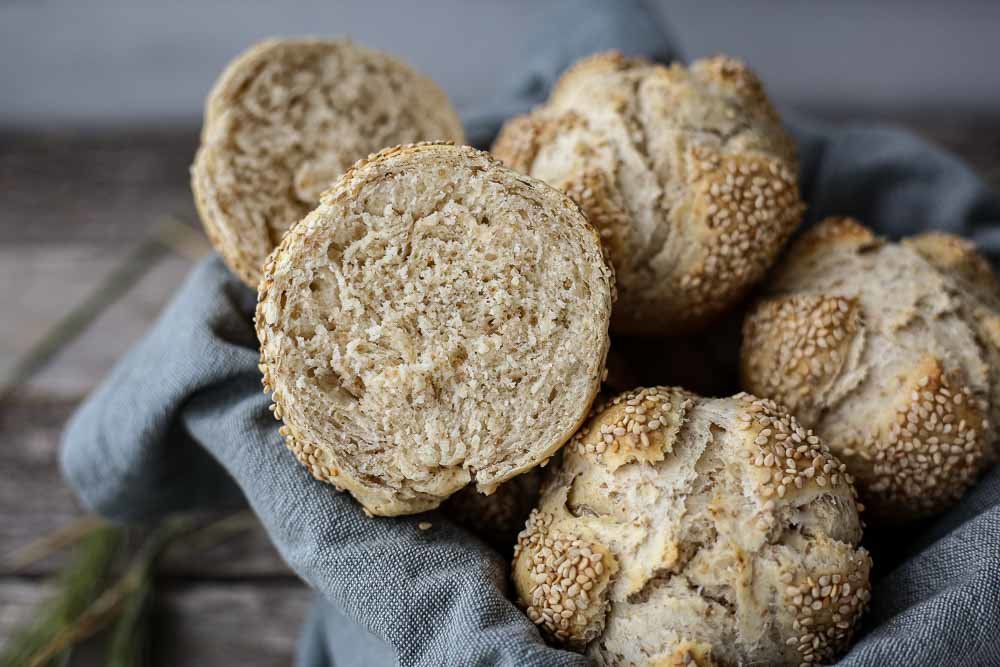 Thermomix Sesam-Knusperbrötchen angeschnitten