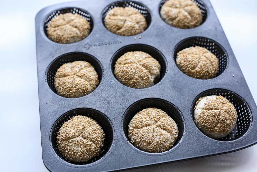 Sesam-Knusperbrötchen Teiglinge im Brötchenblech