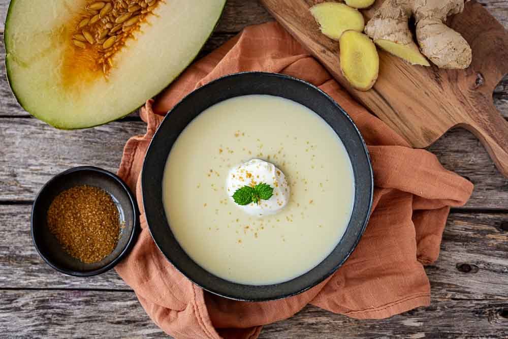 Melonen-Suppe.web-7 Thermomix Melonensuppe mit Joghurt und Ingwer von oben