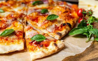 Einfacher Pizzateig mit Hefe im Thermomix