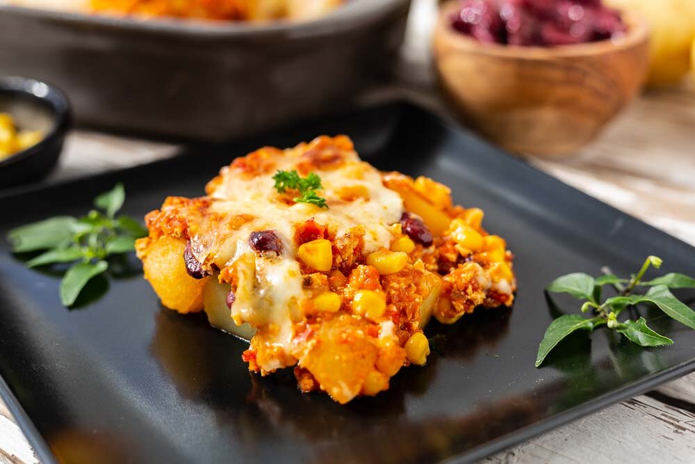Pampered Chef Vegetarischer, mexikanischer Kartoffelauflauf in der Ofenhexe nah