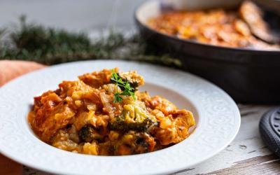 Brokkoli-Kartoffel-Hähnchen-Auflauf in Tomatensauce in runder Stoneware