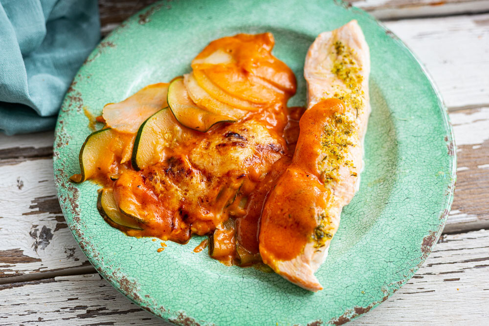Zucchini-Kartoffel-Auflauf von oben mit Lachs
