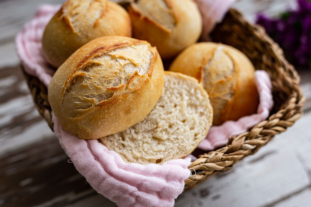 Pampered Chef Frühstücksbrötchen im Brötchenkorb aufgeschnitten