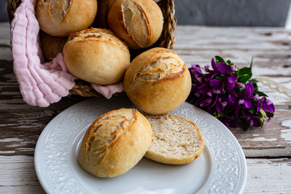 Pampered Chef Frühstücksbrötchen aufgeschnitten auf Teller